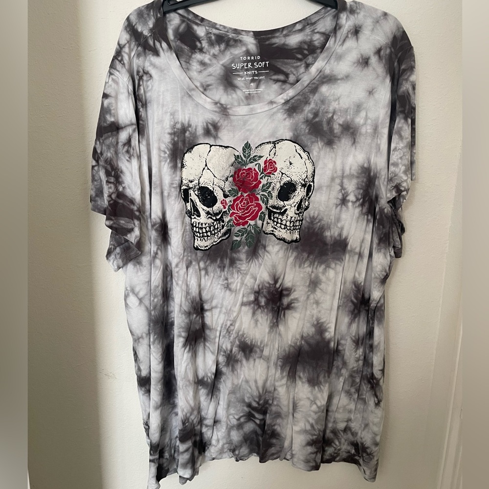 Torrid super soft tie dye skull shirt